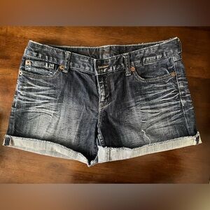 EXPRESS DISTRESSED DENIM SHORTS
SIZE 8